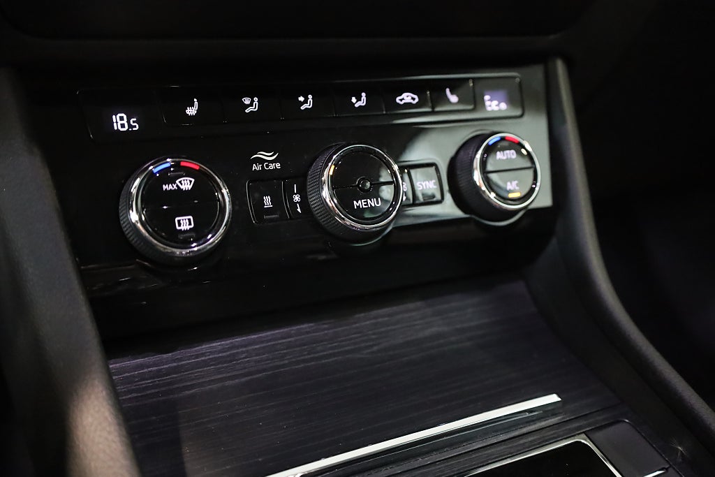 Skoda Superb iV Kombi 1.4 TSI iV Business Edition Drag Värmare 2022