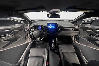SUV Toyota C-HR 8 av 16