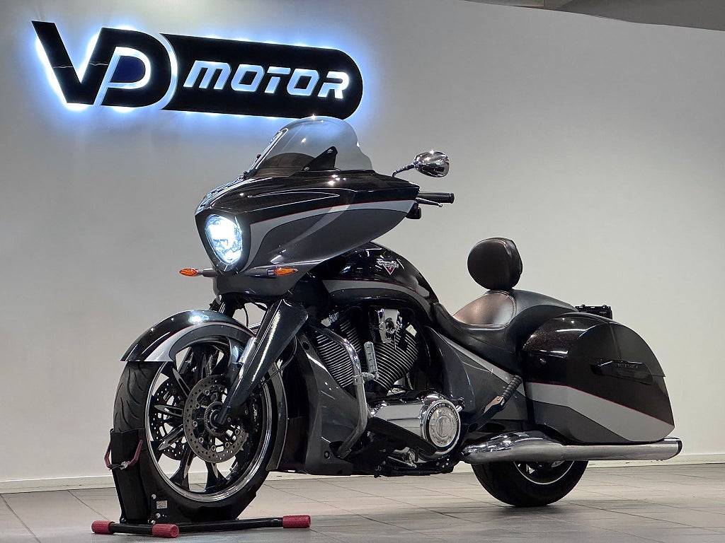 Victory Magnum Oval-Exhaust Värmehandtag LED BT Ryggstöd ABS *SE UTR* 