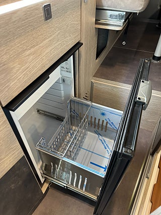 Husbil-halvintegrerad Robeta Kronos 180HK AUT Stor soffa bak! Långbädd & Popup-tak 10 av 29