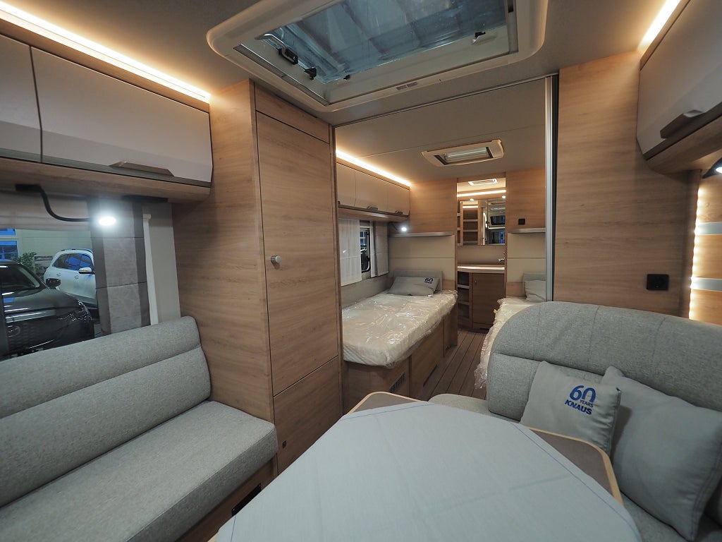 Knaus Südwind 650 PEB 60 Year  ALDE I Framkök I Långbädd