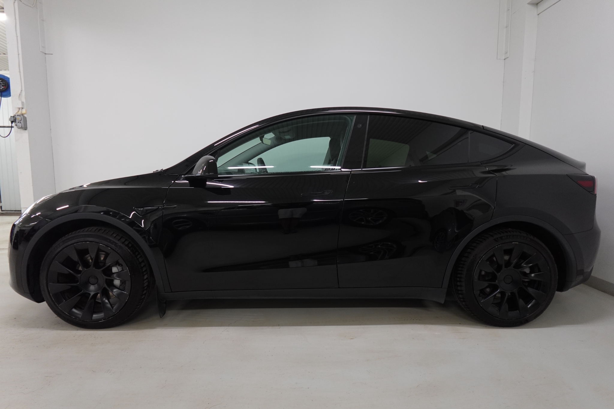 Tesla Model Y Standard Range RWD 2024, bild 3/52