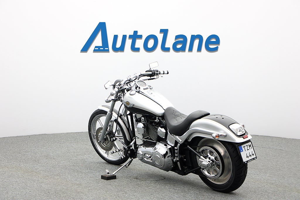 Harley-Davidson Deuce *Nyservad Nya däck Vance & Hines