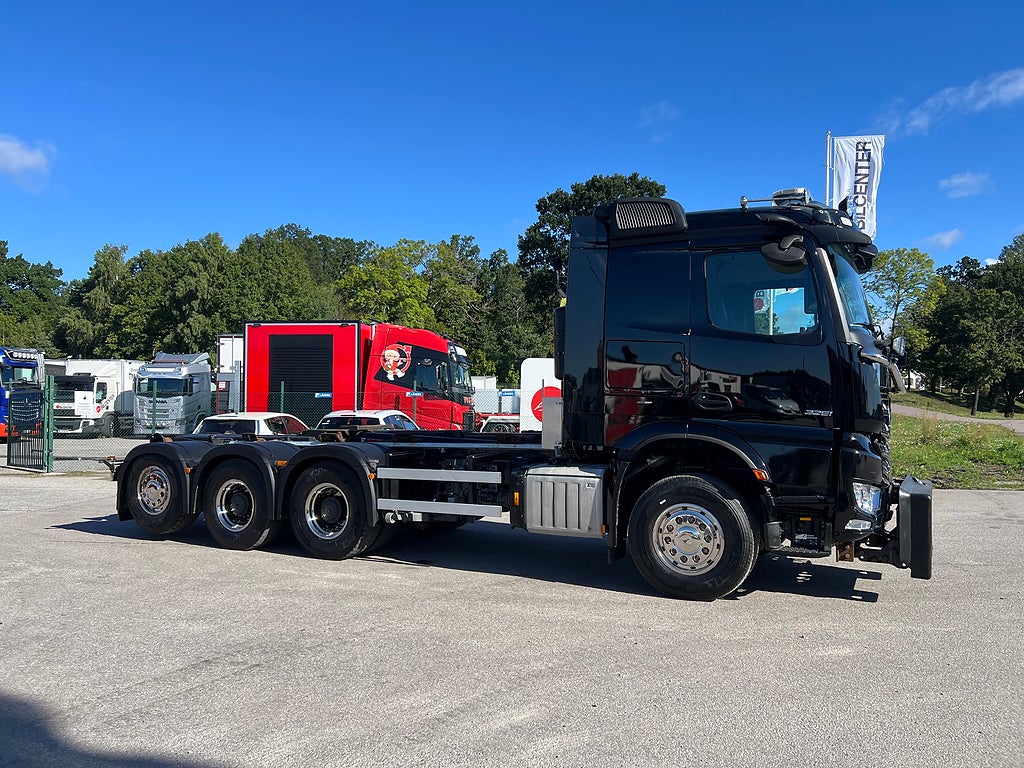 Mercedes-Benz Arocs 3251 Tridem Lastväxlare, Fullt Plogutrustad