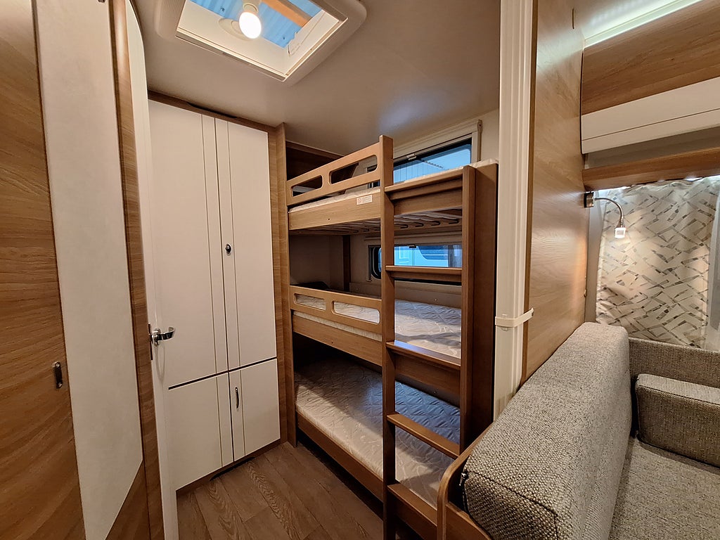 Hobby De Luxe 545 KMF Barnkammare: 3 Bäddar, Dusch, Kampanjprodukt!