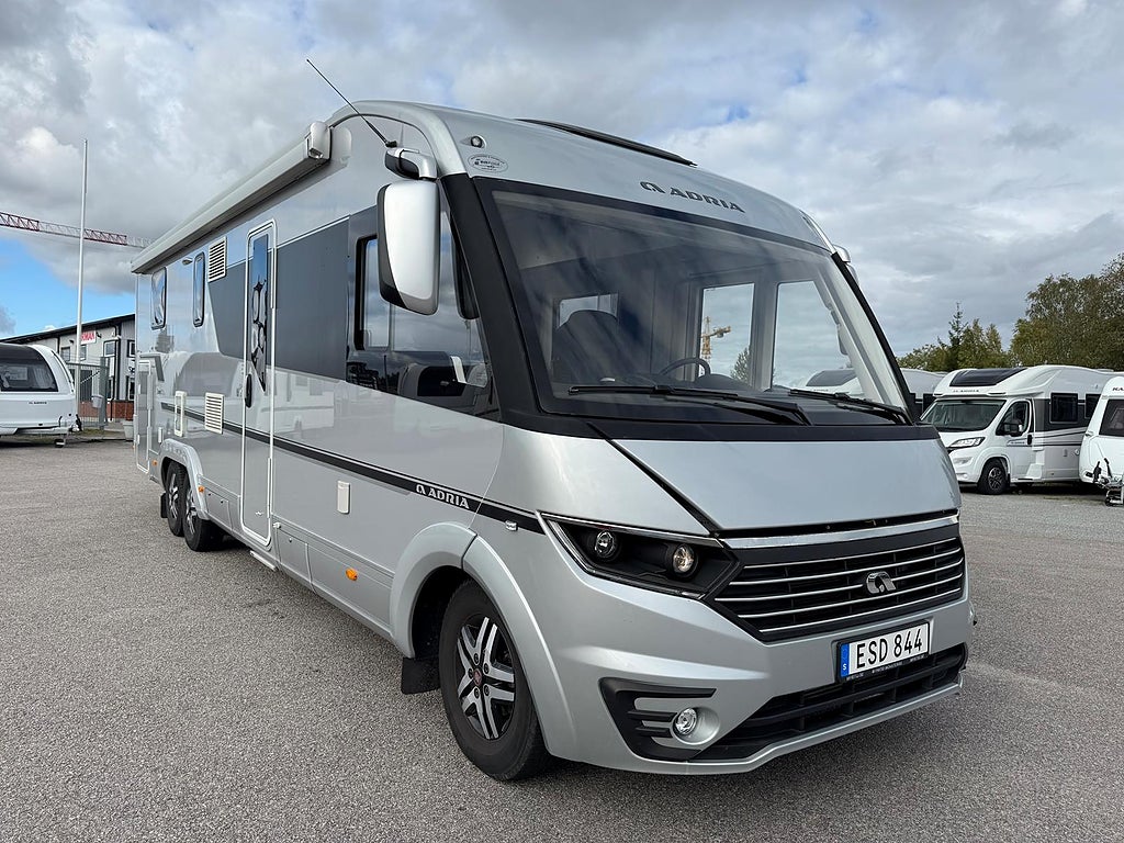 Adria SONIC SUPREME I 810SC Queensbed "Topputrustad"