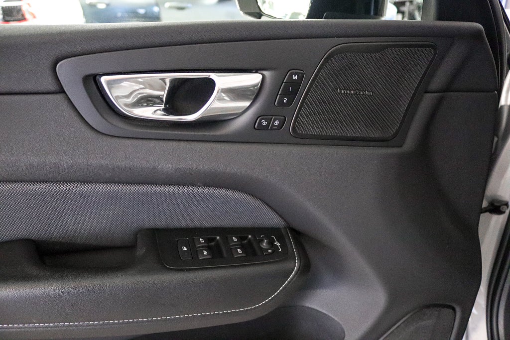 Volvo XC60 Recharge T8 AWD R-Design H/K Pano Värmare Drag