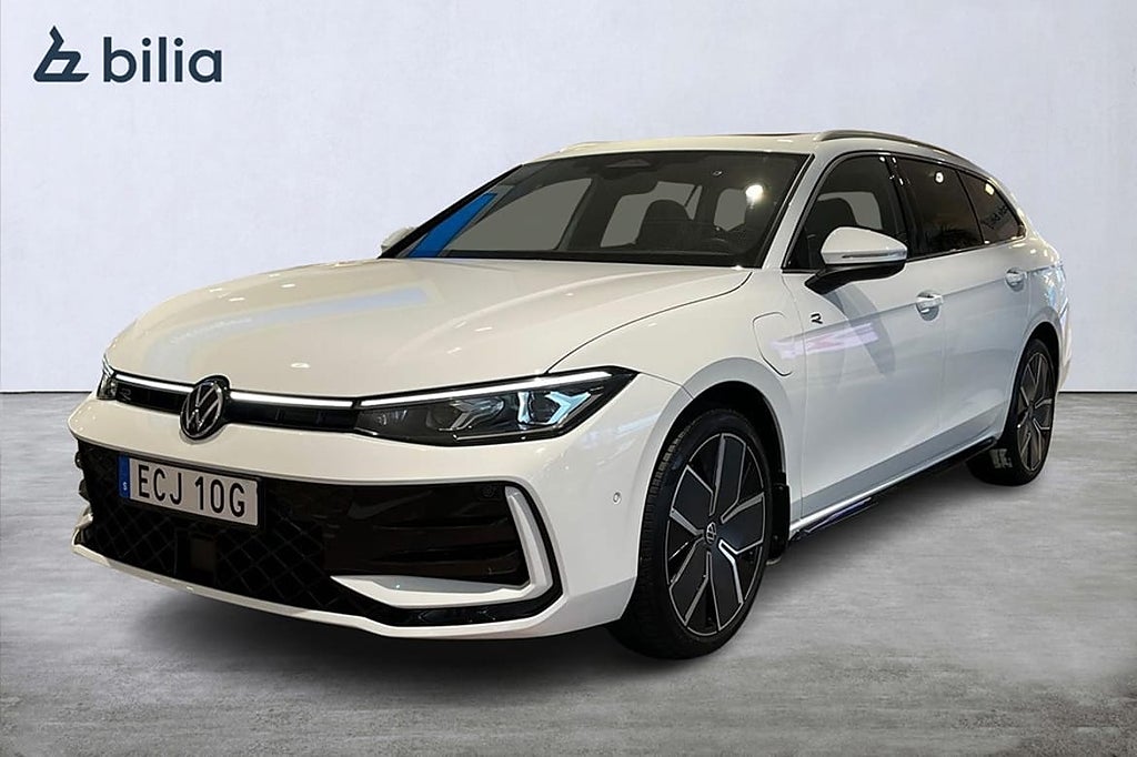 Volkswagen Passat Variant eHybrid R-Line Pano Värm Drag 272HK