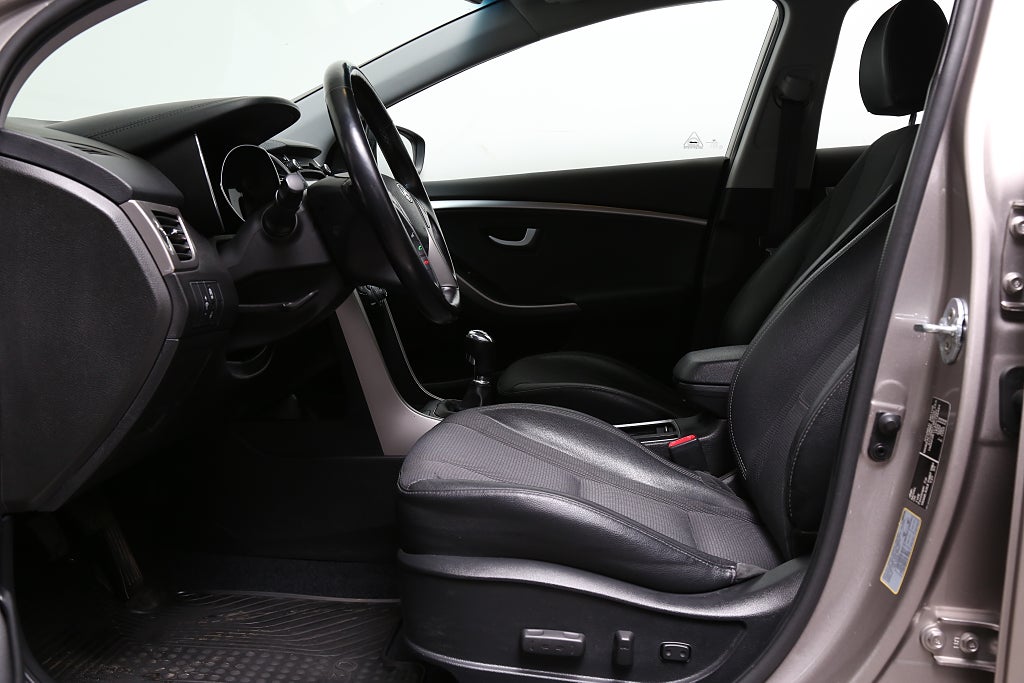 Hyundai i30 1,6 GDI 135hk Premium Kombi Kamera Keyless Navi Drag 2017