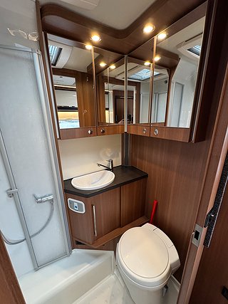Husbil-halvintegrerad LMC Cruiser Premium T701 AUT 12 av 17