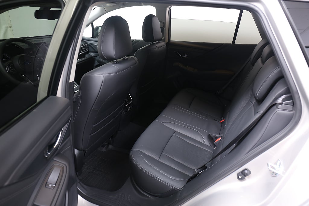 Subaru Outback Limited| 3 fria Service.