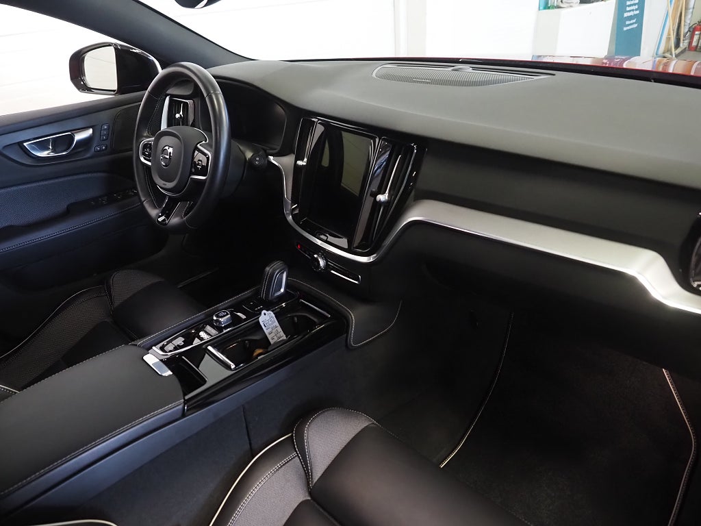 Volvo V60 Recharge T8 AWD Geartronic R-Design H/K 360° Drag Navi 2021