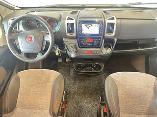 Husbil-halvintegrerad LMC T681 24 av 26