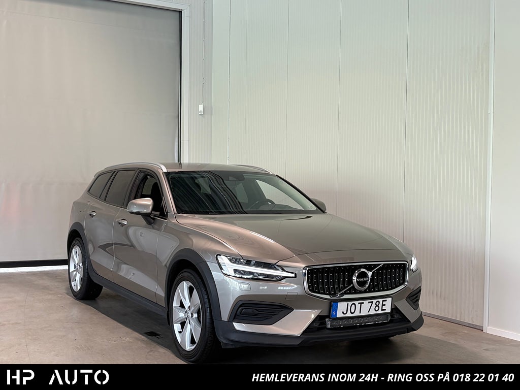 Volvo V60 Cross Country B4 AWD Momentum D-värm Dragkrok Helskinn B-kamera