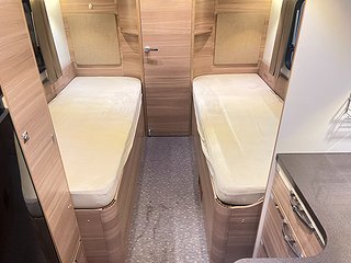 Husbil-halvintegrerad Adria CORAL S 670 SLT 19 av 28