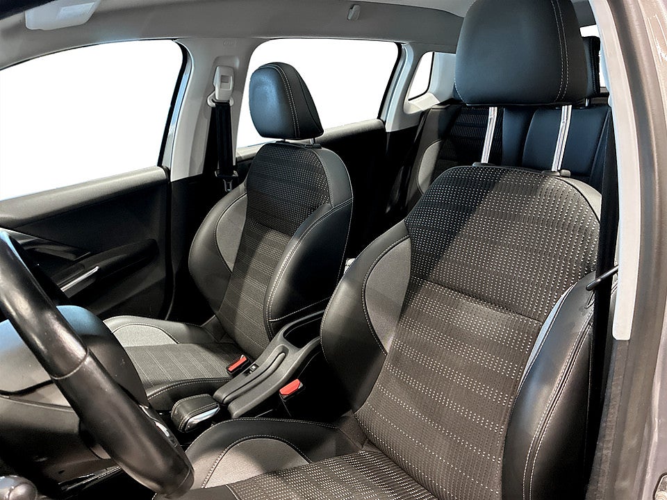 Bild på Peugeot 2008 Allure 1.2 PT 110hk Aut PANO CARPLAY