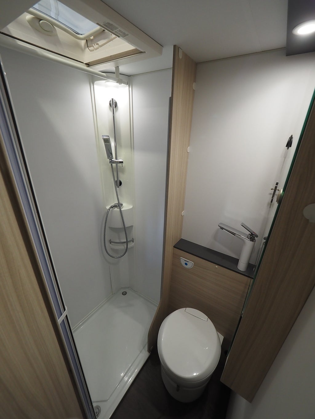 Sun Living A 75 DP AC Markis 3500kg 2023