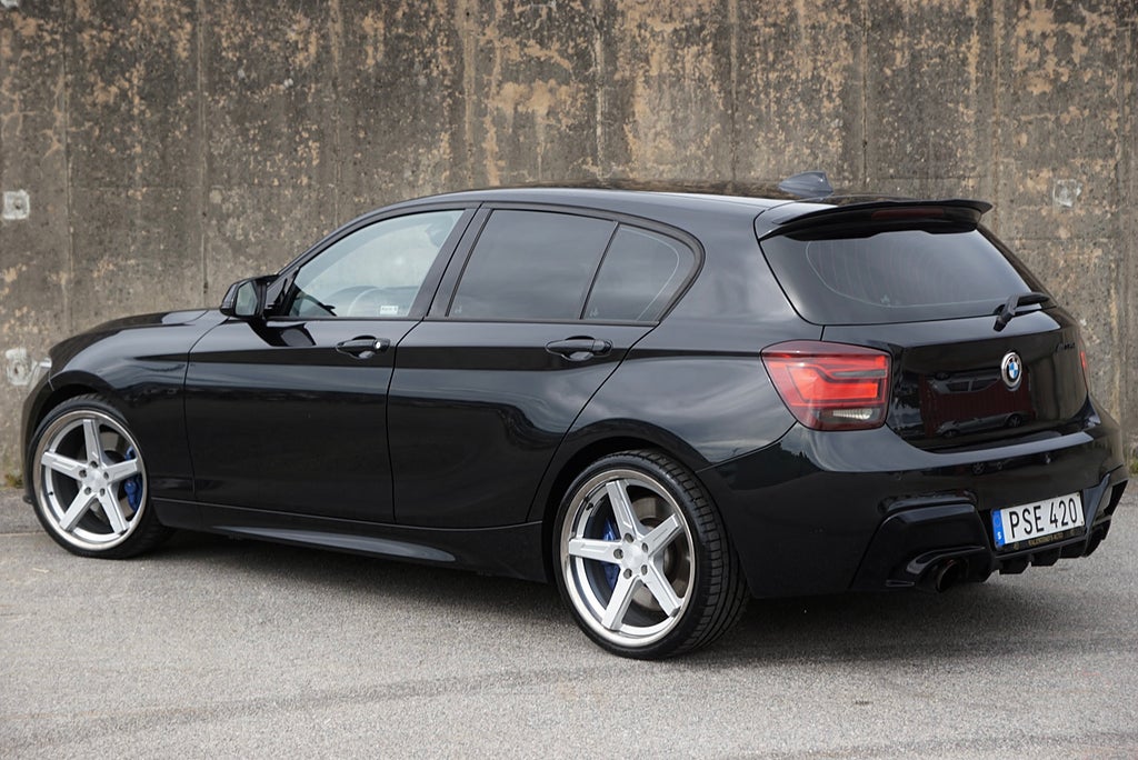BMW M135i xDrive 420hk MHD|H&K|B-Kamera|Keyless|Navi|SE SPEC|