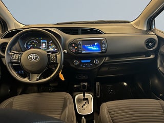 Toyota Yaris Hybrid e-CVT Rattvärme/Kamera/MoK/AWD – bild 8