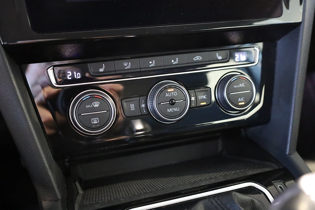 Volkswagen Passat 1,5 TSI R-Line Sportscombi Aut Drag Värmare Kamera