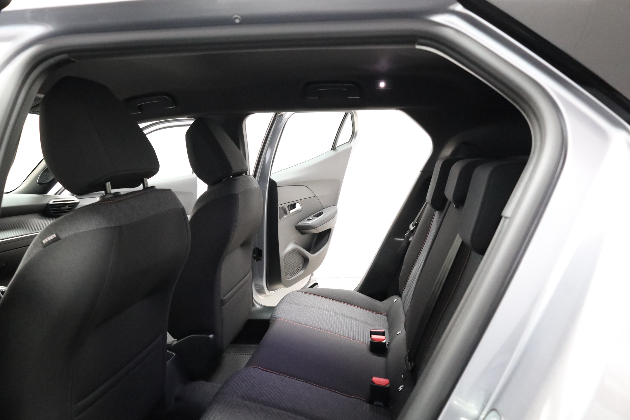 Peugeot 2008 1.2 PureTech 2026, photo 7/52