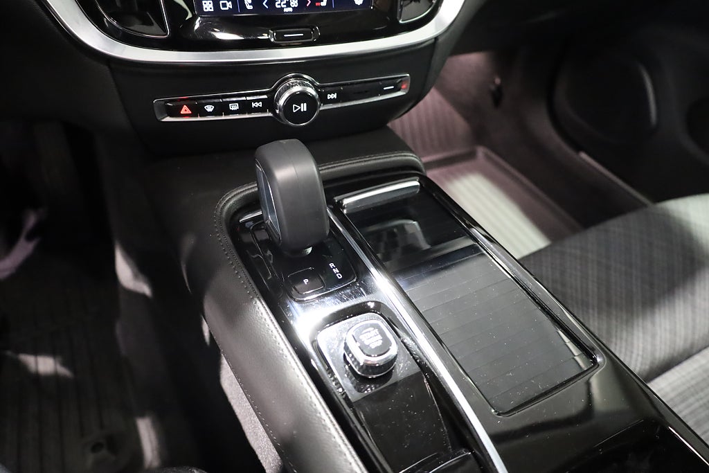 Volvo V60 Recharge T6 350hk AWD Core Edition Aut Drag Leasbar