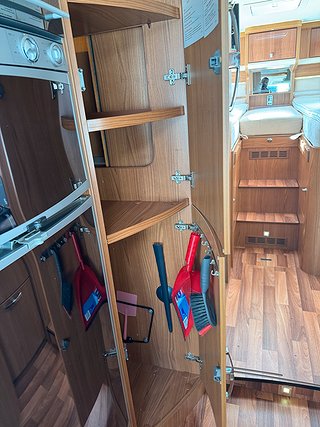 Husbil-integrerad Hymer Eriba 773 IVECO 170HK AUT 12 av 26