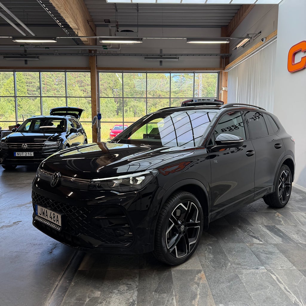 Volkswagen Tiguan 2.0 TDI 4M R-Line Black Edt 360° Massage Värmare Drag