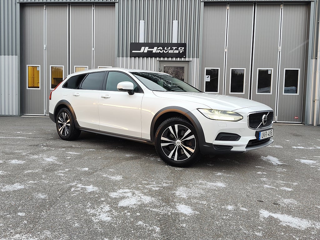 Volvo V90 Cross Country B4 AWD Momentum El Stolar Drag Värmare Google Kamera