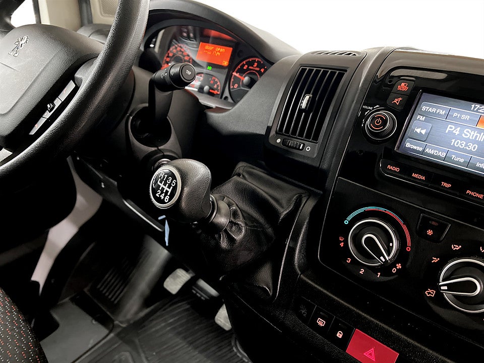 Bild på Peugeot Boxer PRO+ 335 2.2 BHDi 140hk L3H2 B-KAMERA DRAG