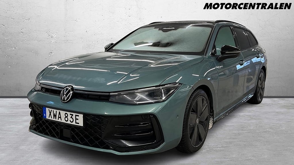 Volkswagen Passat Sportscombi R-LINE 2.0TDI 4M//HUD/Panoramasoltak/Värm...