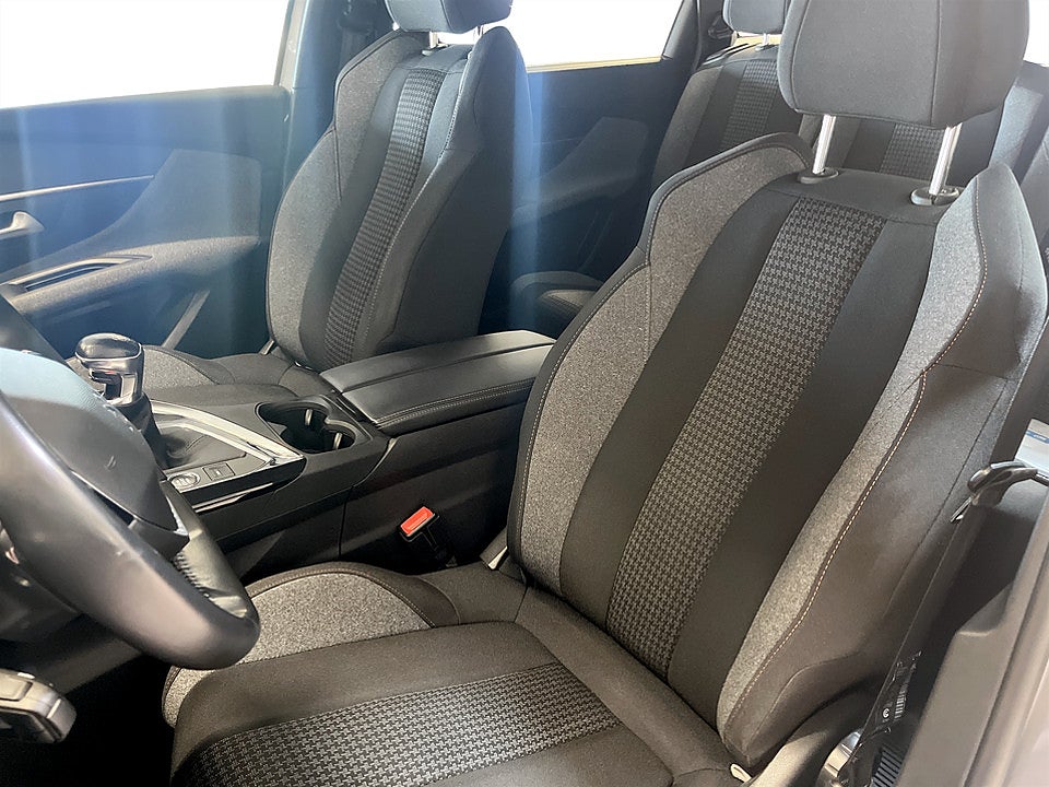 Bild på Peugeot 5008 Active Pack 1.2 PT 130hk 7-SITS B-KAMERA