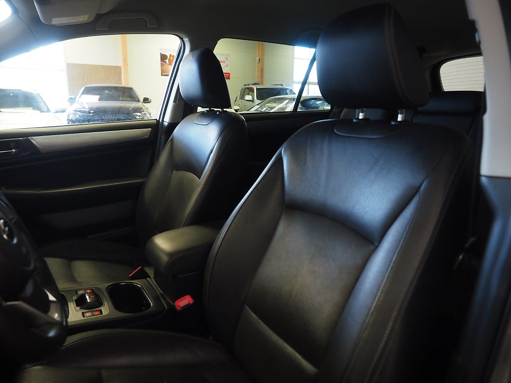 Subaru Outback 2.5 4WD Lineartronic 175hk Drag Skinn B-Kamera M-Värm 2018