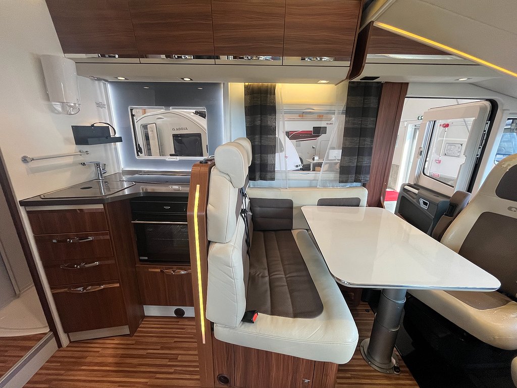 Adria Sonic Plus 700 SL / Automat 150hk / Solcell x2 / Ugn - Adria