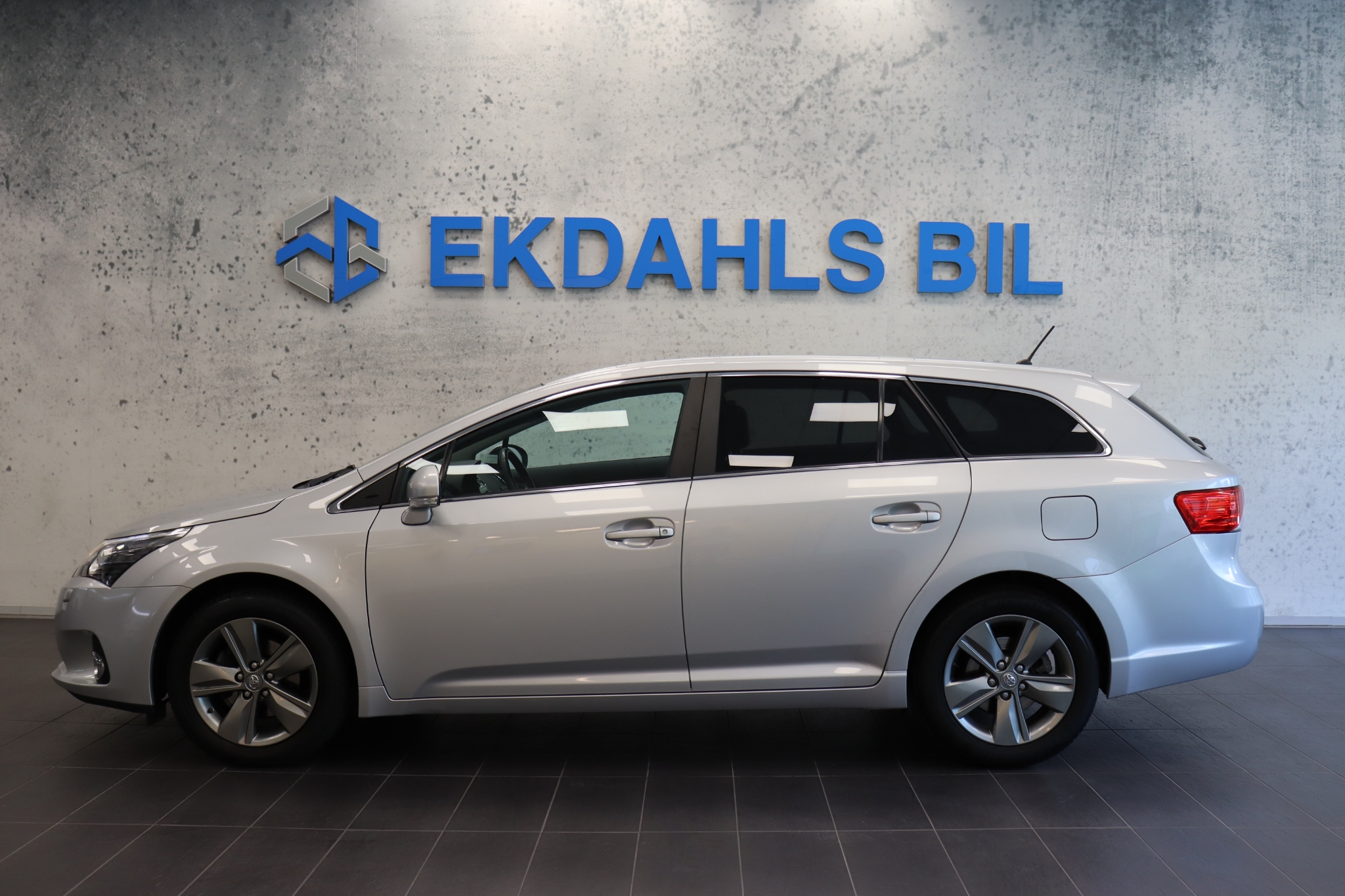 Toyota Avensis Kombi 2.0 2015, bild 2/52