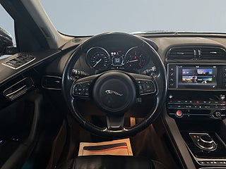 Jaguar F-Pace 20d AWD S&V-hjul/Psens/Skinn/Rattvärm/Växelpaddlar – bild 9