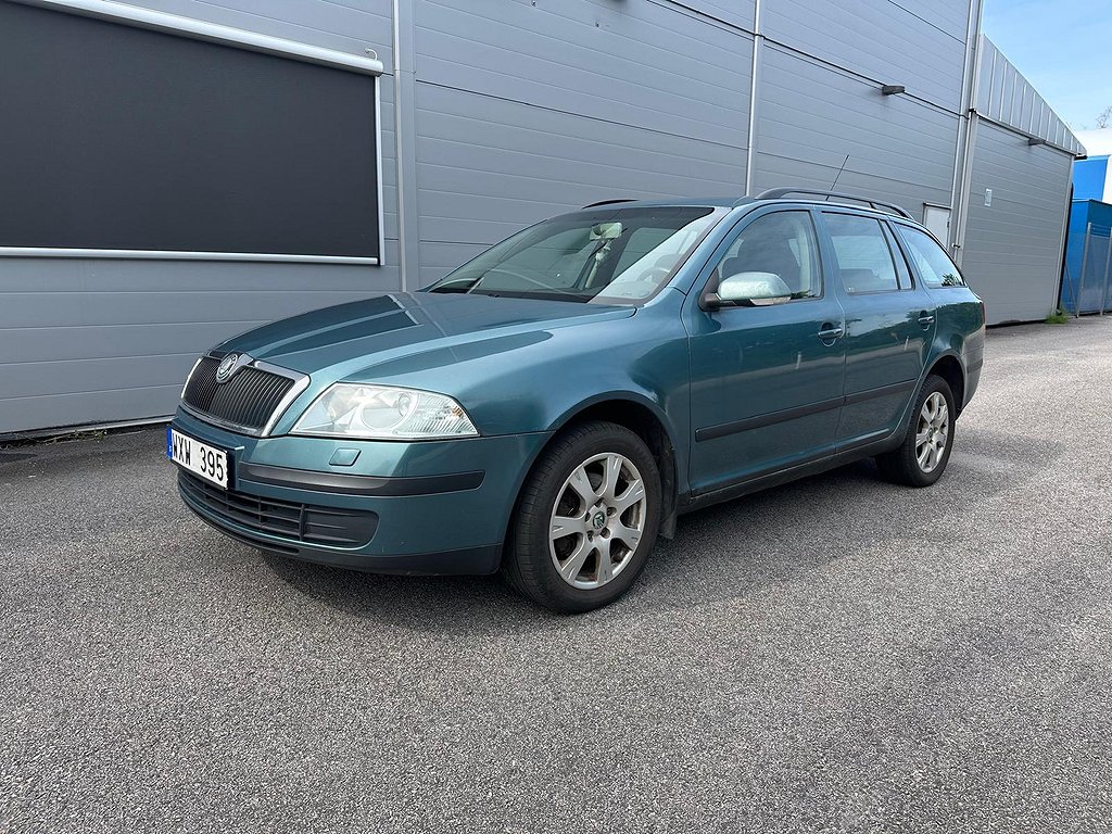 Skoda Octavia Kombi 2.0 FSI 4x4   908kr/24mån Räntefritt