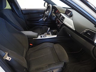 Sedan BMW 330e 10 av 21