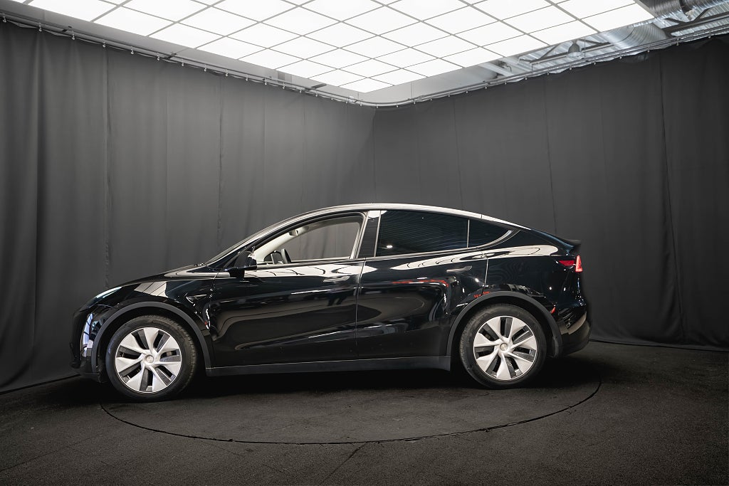 Tesla Model Y Standard Range RWD DRAG PANO LÄDER 1-ÄGARE MOMS