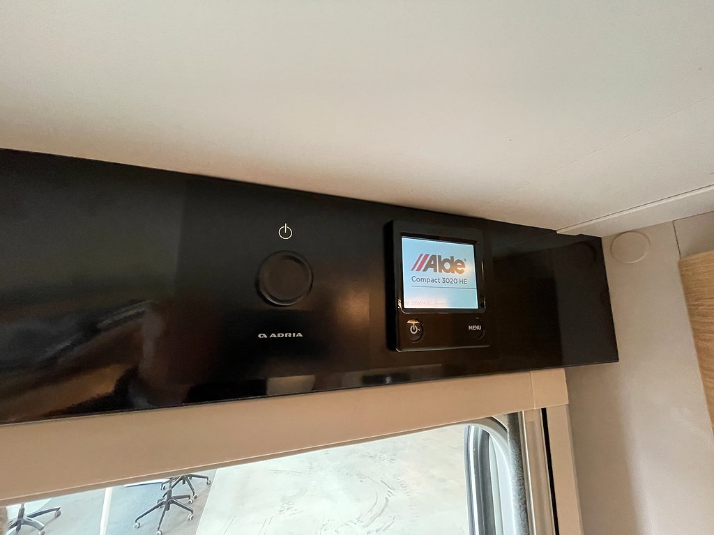 Adria Adora 613 HT / ALDE / Solcell / Långbäddar / Ugn - Adria
