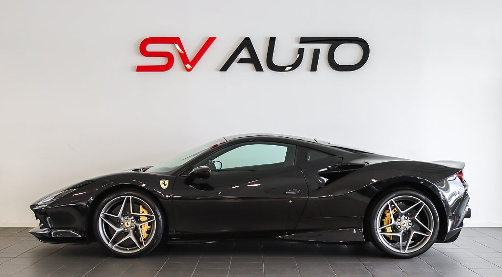 Ferrari F8 Tributo 3.9 V8 720 hk Kolfiber JBL Svensksåld