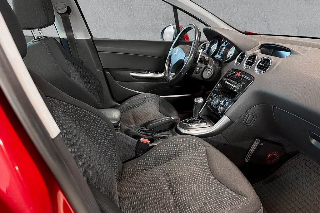 Peugeot 308 5-dörrar 1.6 e-HDi FAP EGS Automat Panorama Dragkrok