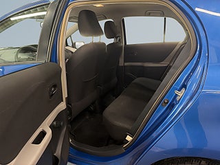 Toyota Yaris 5-dörrar 1.33 Dual VVT-i S&V-hjul Dragkrok Mok-värmare – bild 13
