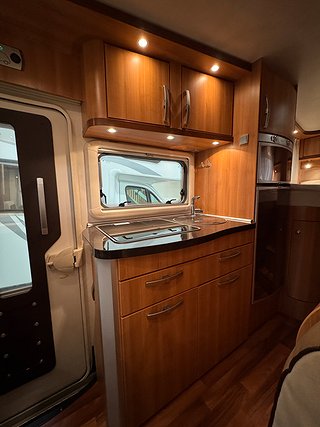 Husbil-integrerad Hymer B674 Highlight 150HK 7 av 18