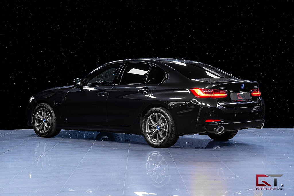 BMW 330e xDrive MOMS Comfort Drag Akustikrutor Värmare Keyless