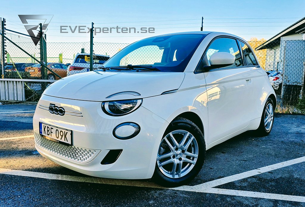 Fiat 500 e 42 kWh Passion AAuto Carplay SvSåld Lågmil Moms