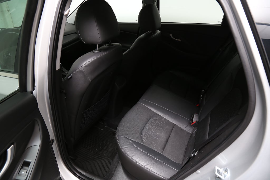 Hyundai i30 1,4 T-GDi 140hk Premium Aut Navi CarPlay Kamera