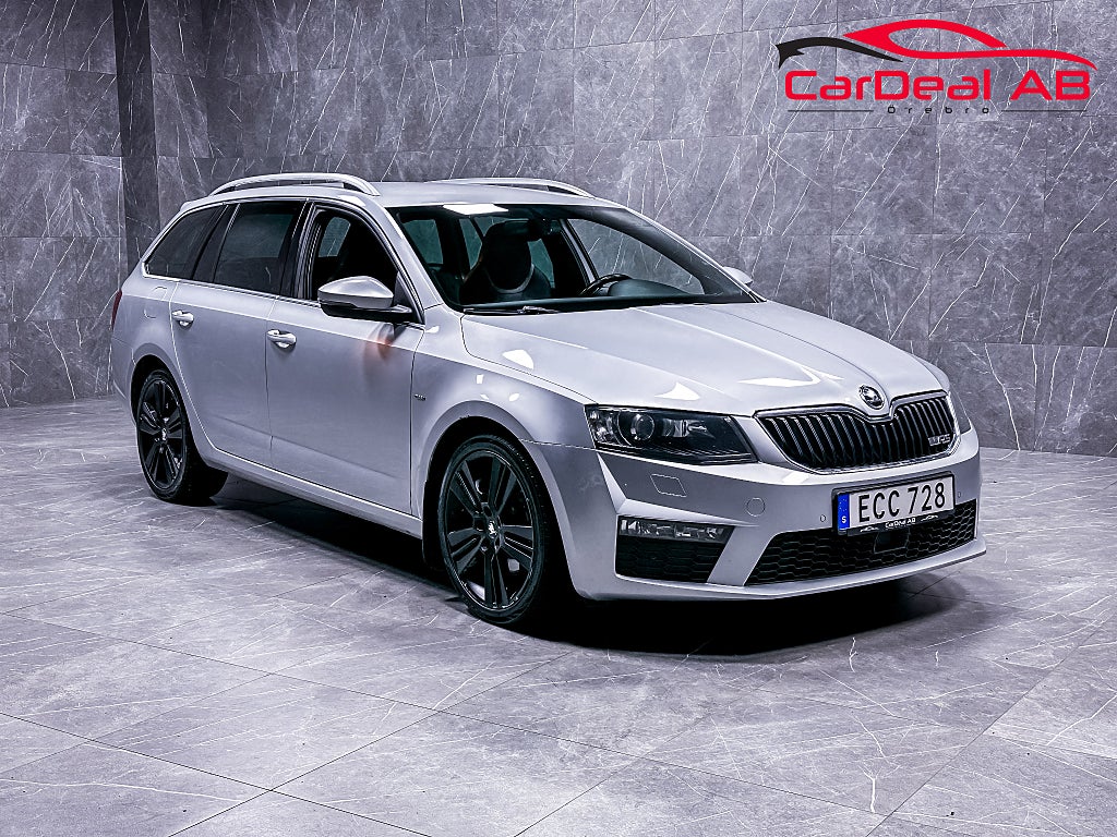 Skoda Octavia Kombi 2.0 TDI 4x4 RS Värmare Canton Kamera Carplay Drag