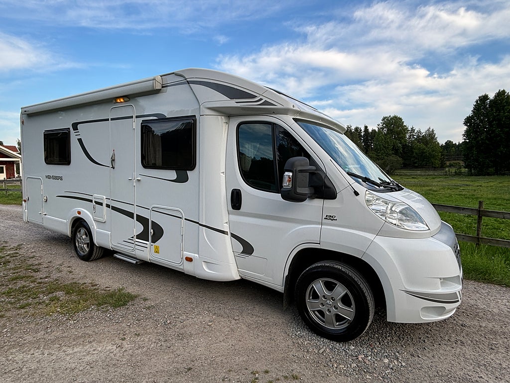 Weinsberg Ti 700 MXH Taksäng Queenbed Solcell låga mil 