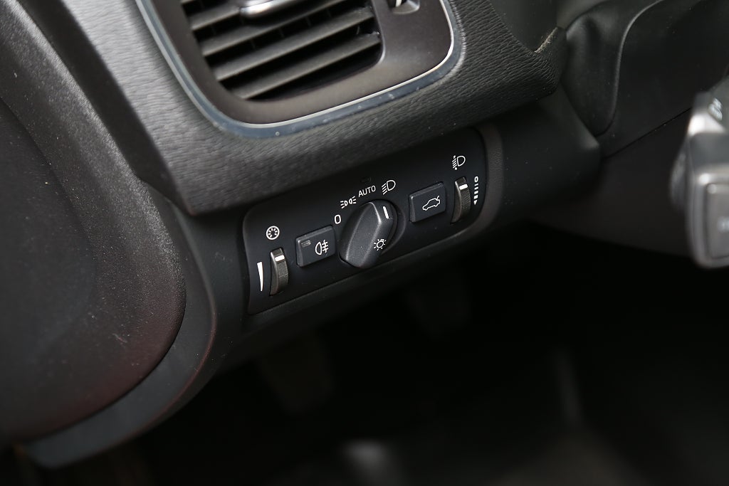 Volvo V40 D3 150hk Kinetic Nybesiktad P-sensorer Värmare